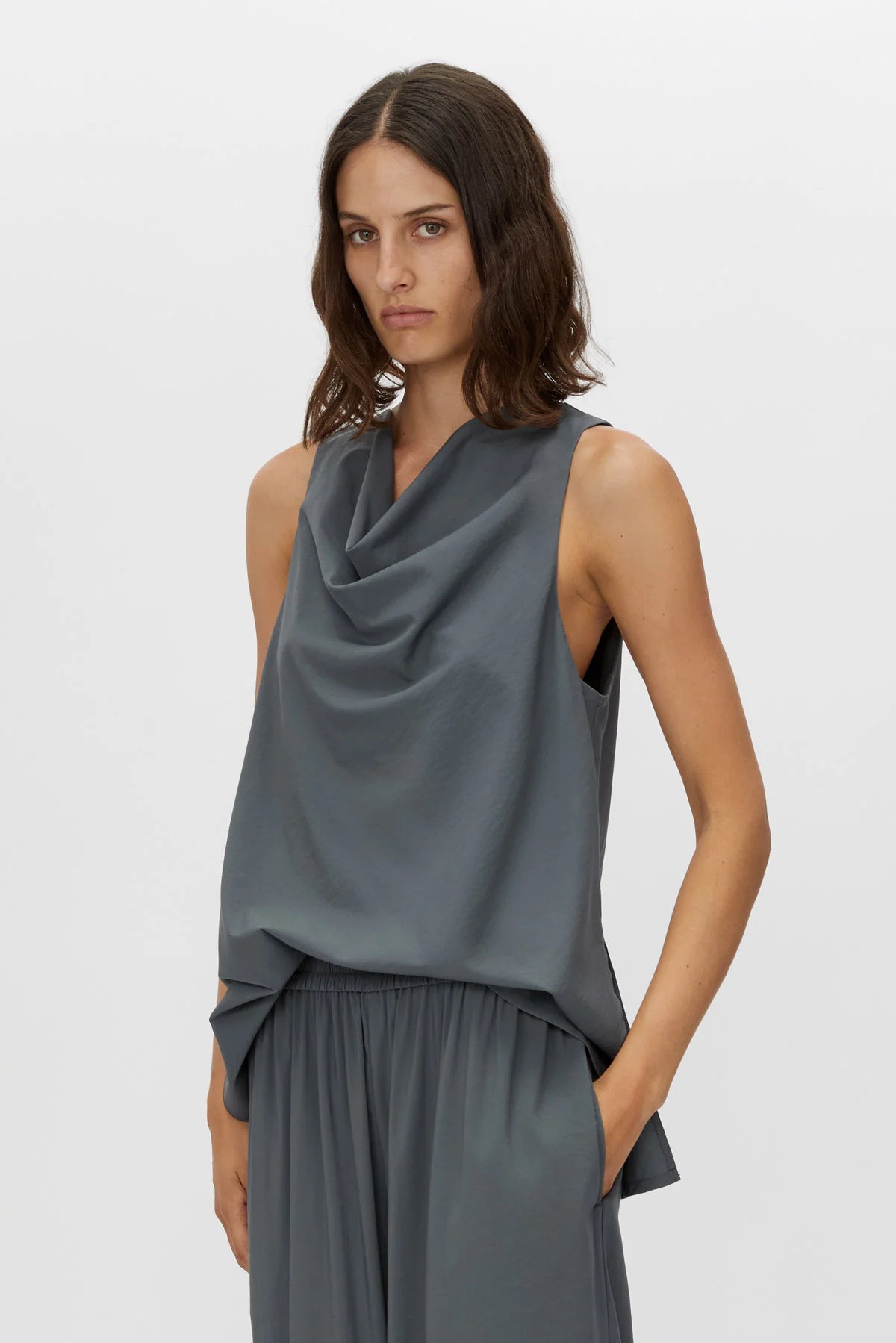 ESSENCE TOP - STEEL Monochromatic Office Style